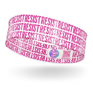 Könnte beinhalten: Weißes Armband mit dem Wort "RESIST" in rosa Schrift wiederholt. Das Armband hat auch einen kleinen runden Aufkleber mit dem Text "ALL THATS LEFT" in blau-weißer Schrift.