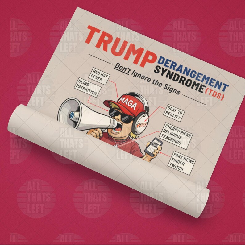 Op de afbeelding: Een poster met de titel TRUMP DERANGEMENT SYNDROME (TDS) Don't Ignore the Signs. Het toont een stripfiguur met een rode MAGA-pet, zonnebril en koptelefoon, die een megafoon en een telefoon vasthoudt. Labels wijzen naar kenmerken: Blind Patriotism, Red Hat Fever, Deaf to Reality, Cherry-Picks Religious Teachings en Fake News Finger Twitch.