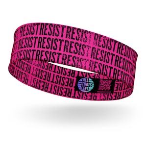Könnte beinhalten: Ein pinkfarbenes Stirnband mit dem Wort "RESIST" in schwarzer Schrift wiederholt. Das Stirnband hat auch ein kleines Logo mit der Aufschrift "ALL THATS LEFT" und einen QR-Code.