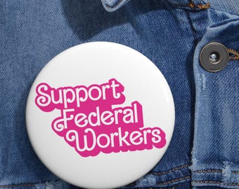 Botones de apoyo a los trabajadores federales con muñecos rosas, botones anti-Trump, botones de la Fed Jobs Matter, botones a favor de la democracia, botones anti-DOGE