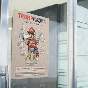 Op de afbeelding: Een beige poster getiteld Trump Derangement Syndrome met een cartoonfiguur met een rode MAGA-pet, koptelefoon en een shirt met de tekst Deport Minorities, die een megafoon en een telefoon vasthoudt, met diverse labels en statistieken.