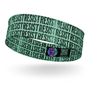 Könnte beinhalten: Ein mintgrünes Stirnband mit dem Wort "RESIST" in schwarzer Schrift wiederholt. Das Stirnband hat auch ein kleines Logo mit der Aufschrift "ALL THATS LEFT".