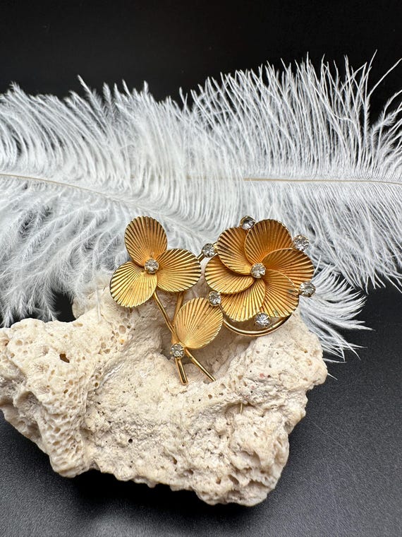 Very Rare Vintage Marvella Gold-Tone Flower Brooch – 1950s Signed Beauty