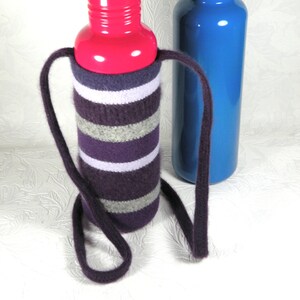 Bottiglia d&#39;acqua accogliente viola
