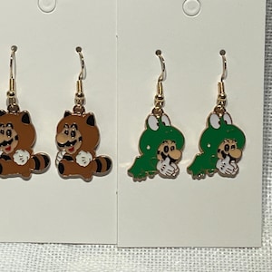 Pendientes colgantes dorados con diseño de videojuego kawaii de Luigi, rana, Mario, mapache y dinosaurio (1 par)