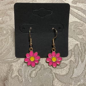 Delikatne kolczyki Daisy, złote kolczyki wiszące z kwiatami, kolorowe kolczyki kwiatowe - 1 para