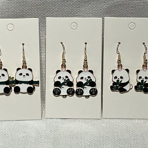 Pendientes colgantes dorados con diseño de oso panda posado de dibujos animados kawaii (1 par)