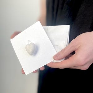 biglietto con ornamento a forma di cuore in feltro
