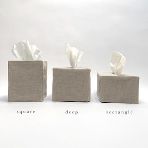 Op de afbeelding: Drie tissueboxhoezen gemaakt van beige linnen stof. De hoezen zijn gelabeld "vierkant", "diep" en "rechthoekig".