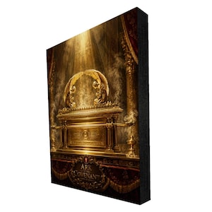 Puede incluir: Una impresión artística dorada del Arca de la Alianza. La imagen representa el Arca con dos querubines dorados y una luz radiante. El texto "Ark of the Covenant" se muestra en la parte inferior. La obra de arte está ambientada sobre columnas ornamentadas y cortinas rojas.