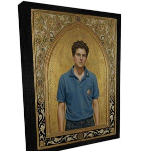 Könnte beinhalten: Gerahmter Leinwanddruck mit einem Porträt einer Person in einem blauen Poloshirt und Jeans. Das Porträt ist vor einem goldenen Hintergrund mit aufwendigen Details und in einem schwarzen Holzrahmen gerahmt.