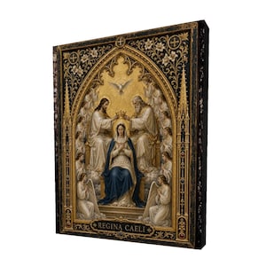 Puede incluir: Una impresión de arte mural rectangular que presenta una escena religiosa de la Coronación de la Virgen María. La imagen muestra figuras con túnicas doradas y azules bajo un arco gótico, con el texto REGINA CAELI en letras doradas.