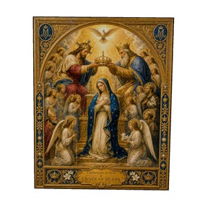 Puede incluir: Una impresión de arte mural rectangular que representa la Coronación de María, Reina del Cielo. La escena muestra figuras con túnicas, ángeles y una paloma bajo un arco dorado. El borde es ornamentado con detalles azules y dorados y texto.