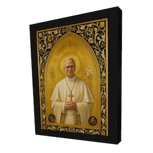 Può includere: Ritratto incorniciato di una figura religiosa. L'immagine presenta un uomo in abiti bianchi con una croce d'oro, su uno sfondo dorato con disegni floreali e geometrici ornati. La cornice è nera.