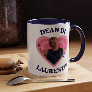 Taza de café Dean Di Laurentis con detalle de corazón estilo Pop Art (325 ml), Stephen Kalyn como Dean fuera del campus