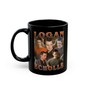 Puede incluir: Taza de cerámica negra con un collage de imágenes de un hombre y el texto "LOGAN ECHOLLS" en naranja. La taza tiene un asa curva y un acabado brillante. Las imágenes están sobre un fondo de rayos.