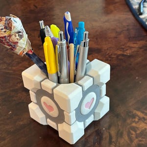 Portalápices y portabolígrafos inspirado en el cubo con peso de Portal Companion (impreso en 3D)