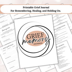 Op de afbeelding: Een afdrukbaar rouwjournaal met de tekst "GRIEF memory JOURNAL" in een cirkelvormig ontwerp. Het journaal bevat pagina's met prompts en affirmaties. De tekst "Printable Grief Journal For Remembering, Healing, and Holding On" staat bovenaan.