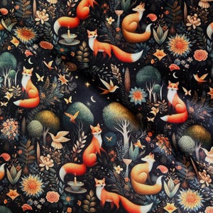 Op de afbeelding: Een zwarte achtergrond met een herhalend patroon van oranje vossen, bloemen en vogels. De vossen staan in verschillende poses, sommige zitten, sommige staan en sommige rennen. De bloemen zijn in verschillende kleuren, waaronder roze, paars en geel. De vogels vliegen in de lucht.