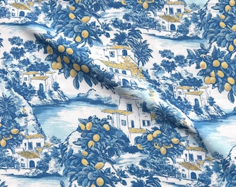 Mediterraner Stoff mit Zitronenhainenstoff - Malerisches Küstendörfchen mit weißen Häusern und Palmen | Sommer Landschaft Textil für Wohnkultur