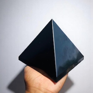Large Black Tourmaline Pyramid Hand Carved Crystal Home Office Decorative Crystal Pyramid Purifiation Crystal Gemstone Pyramid 130MM
