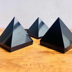 Large Black Tourmaline Pyramid Hand Carved Crystal Home Office Decorative Crystal Pyramid Purification Crystal Gemstone Agate Pyramid 65-75MM