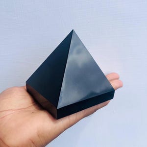 Large Black Tourmaline Pyramid Hand Carved Crystal Home Office Decorative Crystal Pyramid Purifiation Crystal Gemstone Pyramid 65-75MM