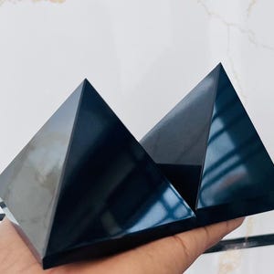 Large Black Tourmaline Pyramid Hand Carved Crystal Home Office Decorative Crystal Pyramid Purification Crystal Gemstone Agate Pyramid 65-75MM