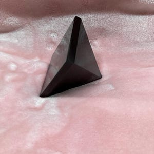 Large Black Tourmaline Pyramid Hand Carved Crystal Home Office Decorative Crystal Pyramid Purification Crystal Gemstone Agate Pyramid 65-75MM