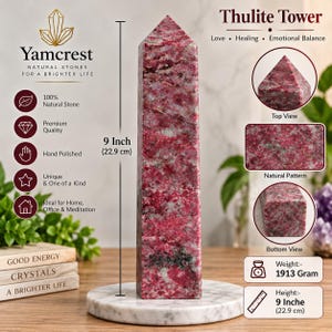 Peut inclure: Une tour en thulite de 22,9 cm de hauteur avec une surface polie et facettée présentant un motif tacheté de rose profond, magenta et d'inclusions minérales grises. La pierre repose sur une base circulaire en marbre blanc, pesant 1913 grammes.