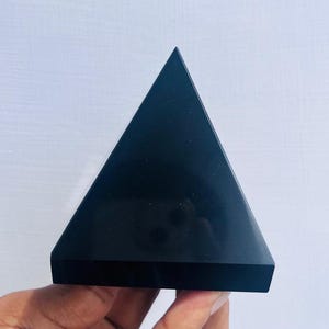 Large Black Tourmaline Pyramid Hand Carved Crystal Home Office Decorative Crystal Pyramid Purification Crystal Gemstone Agate Pyramid 65-75MM