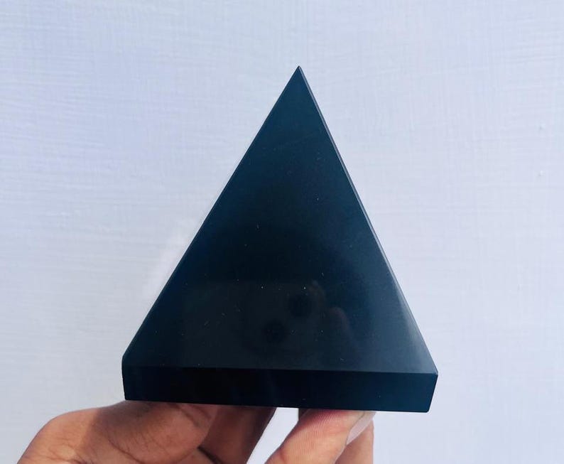 Large Black Tourmaline Pyramid Hand Carved Crystal Home Office Decorative Crystal Pyramid Purification Crystal Gemstone Agate Pyramid 65-75MM