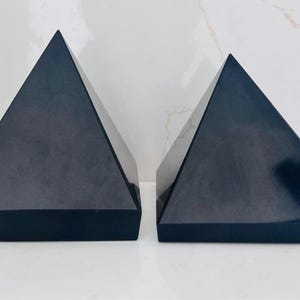 Large Black Tourmaline Pyramid Hand Carved Crystal Home Office Decorative Crystal Pyramid Purification Crystal Gemstone Agate Pyramid 65-75MM