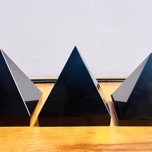 Large Black Tourmaline Pyramid Hand Carved Crystal Home Office Decorative Crystal Pyramid Purification Crystal Gemstone Agate Pyramid 65-75MM
