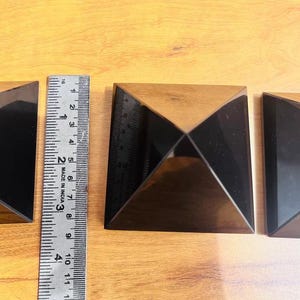 Large Black Tourmaline Pyramid Hand Carved Crystal Home Office Decorative Crystal Pyramid Purification Crystal Gemstone Agate Pyramid 65-75MM