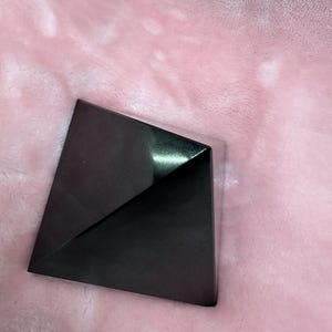 Large Black Tourmaline Pyramid Hand Carved Crystal Home Office Decorative Crystal Pyramid Purification Crystal Gemstone Agate Pyramid 65-75MM