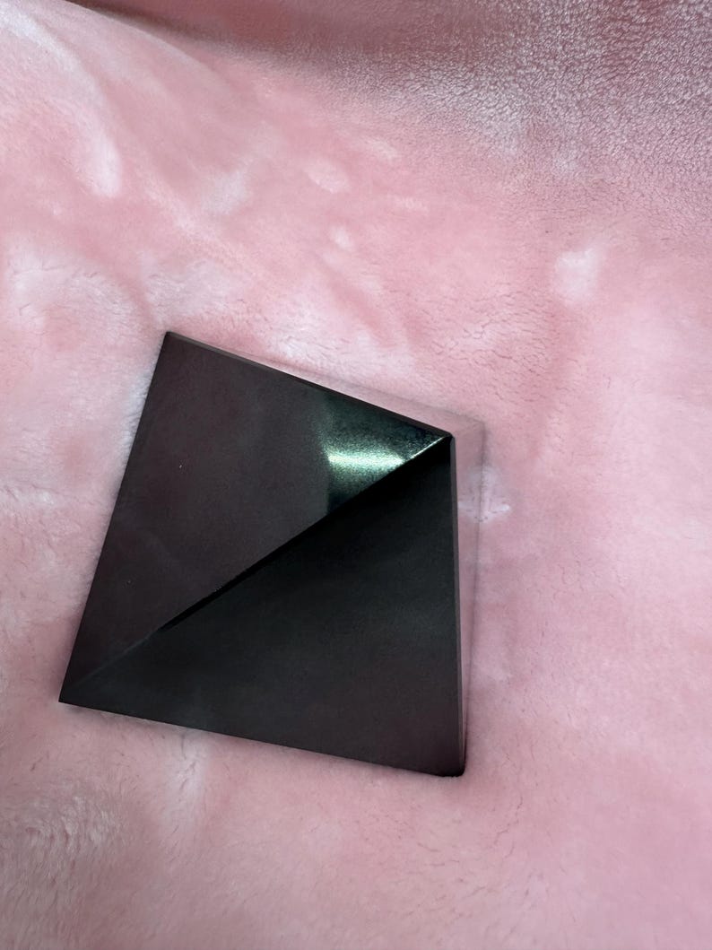 Large Black Tourmaline Pyramid Hand Carved Crystal Home Office Decorative Crystal Pyramid Purification Crystal Gemstone Agate Pyramid 65-75MM