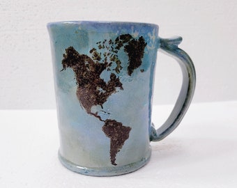 Taza de café de cerámica hecha a mano azul de 16 onzas con mapa del mundo para viajeros