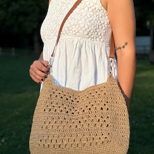 Handgemachte Häkeltasche mit Lederhenkel – Boho Sommertasche aus Naturgarn – Große Schultertasche für Damen – Schultertasche Damen
