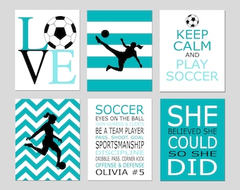 Könnte beinhalten: Sechs türkisfarbene und weiße druckbare Wandbilder mit schwarzem Text und Silhouetten von Fußballspielerinnen. Die Drucke zeigen die Wörter "Love", "Keep Calm and Play Soccer", "Soccer", "She Believed She Could So She Did" und "Olivia #5".