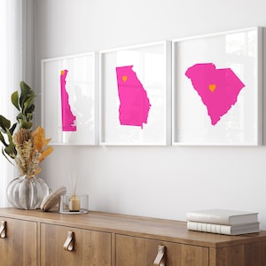 Arte de pared rosa para dormitorio de niñas, decoración para dormitorio de compañeras de cuarto, arte de pared estatal personalizado, decoración de dormitorio universitario para compañeras de cuarto, juego de tres impresiones o lienzos estatales