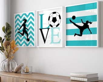 Könnte beinhalten: Drei gerahmte Drucke mit einem gestreiften Hintergrund in Teal und Weiß. Der mittlere Druck zeigt das Wort "LOVE" mit einem Fußball im "O". Der linke Druck zeigt eine Silhouette eines Fußballspielers, der einen Ball auf einem gestreiften Hintergrund in Teal und Weiß tritt. Der rechte Druck zeigt eine Silhouette eines Fußballspielers, der einen Ball tritt.