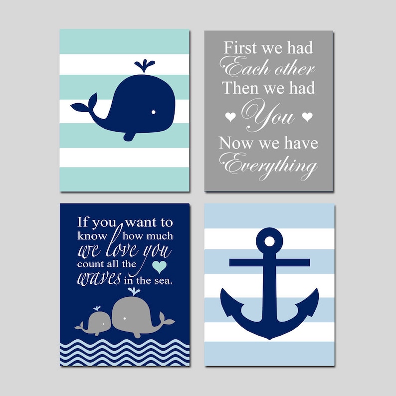 Op de afbeelding: Set van vier nautisch gethematiseerde kinderkamerprints met blauwe en grijze strepen. De prints bevatten een walvis, een anker en tekst die luidt "Eerst hadden we elkaar, toen hadden we jou, nu hebben we alles" en "Als je wilt weten hoeveel we van je houden, tel dan alle golven in de zee."