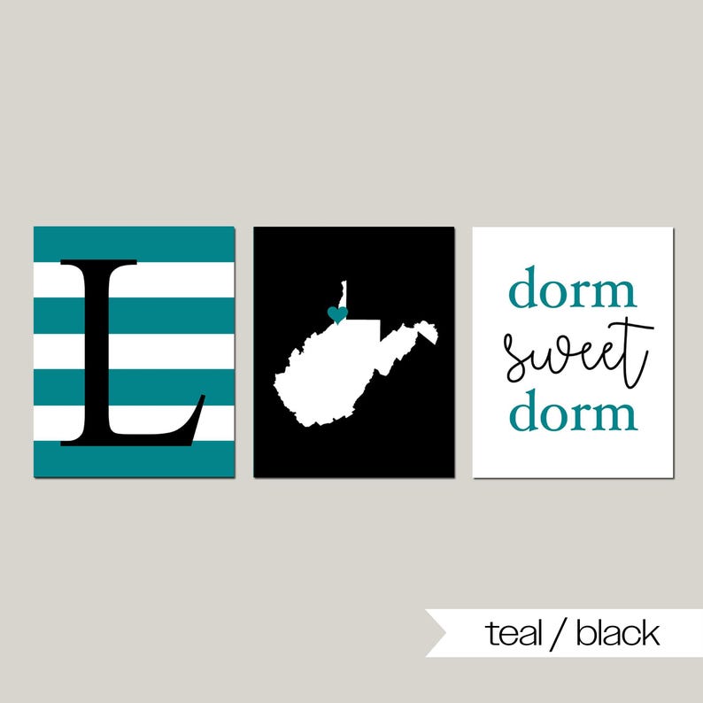 Puede incluir: Tres impresiones art&iacute;sticas de pared con una combinaci&oacute;n de colores turquesa y negro. Una impresi&oacute;n presenta un fondo a rayas turquesa y blanco con una letra negra "L". Otra impresi&oacute;n muestra un contorno blanco de West Virginia sobre un fondo negro con un coraz&oacute;n turquesa. La tercera impresi&oacute;n dice "dorm sweet dorm" en turquesa.