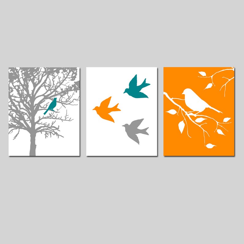 K&ouml;nnte beinhalten: Drei gerahmte Drucke mit wei&szlig;em Hintergrund und orangefarbenen und t&uuml;rkisfarbenen Silhouetten von V&ouml;geln. Der linke Druck zeigt einen Baum mit einem Vogel, der auf einem Ast sitzt. Der mittlere Druck zeigt drei V&ouml;gel im Flug. Der rechte Druck zeigt einen Vogel, der auf einem Ast mit Bl&auml;ttern sitzt.