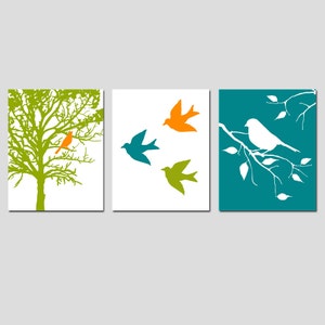 K&ouml;nnte beinhalten: Set aus drei Wandbildern mit einem gr&uuml;nen Baum mit einem orangefarbenen Vogel, einem wei&szlig;en Hintergrund mit drei V&ouml;geln in Blau, Gr&uuml;n und Orange und einem blaugr&uuml;nen Hintergrund mit einem wei&szlig;en Zweig und einem wei&szlig;en Vogel.