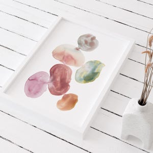 Pode incluir: Pintura abstrata em aquarela com seis formas de diferentes cores em tons de rosa, vermelho, verde, marrom e bege. As formas est&atilde;o dispostas em um grupo e parecem flutuar sobre um fundo branco.