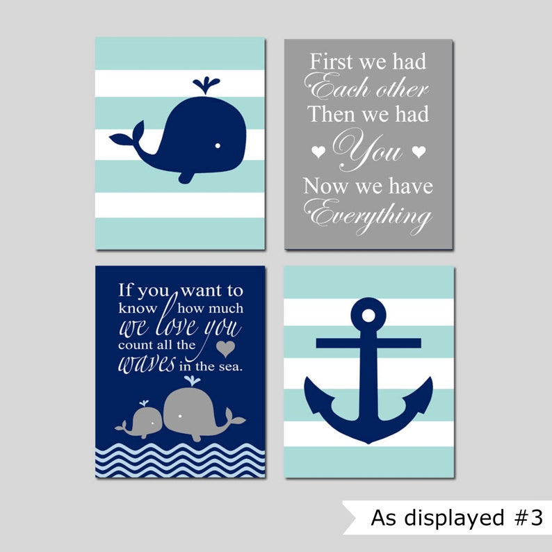 Op de afbeelding: Set van vier nautische prints met blauwe en grijze strepen. De prints tonen een walvis, een anker en twee walvissen met de tekst "Als je wilt weten hoeveel we van je houden, tel dan alle golven in de zee." en "Eerst hadden we elkaar, toen hadden we jou, nu hebben we alles."