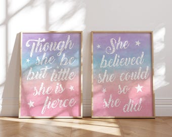 Puede incluir: Dos impresiones artísticas enmarcadas con citas inspiradoras. Las impresiones presentan un fondo de acuarela en tonos rosa, morado y azul. El texto dice "Though she be but little she is fierce" y "She believed she could so she did."