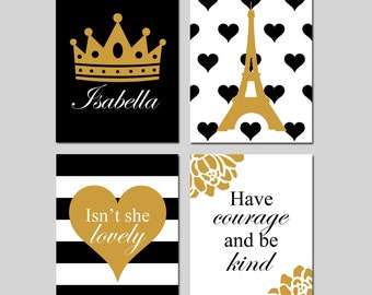 Può includere: Set di quattro stampe d'arte da parete stampabili in bianco e nero con accenti dorati. Le stampe presentano una corona, un cuore, la Torre Eiffel e una citazione sul coraggio e la gentilezza. Il nome "Isabella" è scritto su una delle stampe.